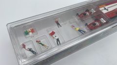 Starline Brekina Fiat 691 T Ferrari 1977 con 2 Ferrari 312 T2 F1 e set di 6 figurini di tifosi 1/87 - foto 3