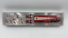 Starline Brekina Fiat 691 T Ferrari 1977 con 2 Ferrari 312 T2 F1 e set di 6 figurini di tifosi 1/87 - scala 1:87