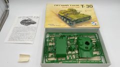 STC Start T-30 Soviet Light Tank 1/35 kit di montaggio carro armato, scatola con leggeri segni di usura - scala 1:35