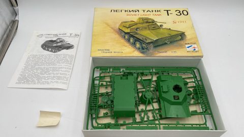 STC Start T-30 Soviet Light Tank 1/35 kit di montaggio carro armato, scatola con leggeri segni di usura
