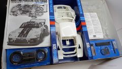 Tamiya Martini Porsche 935 Turbo 1/12, scatola lievemente usurata - scala 1:12