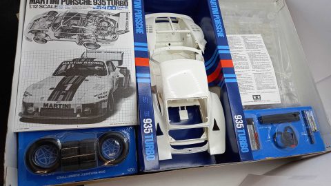 Tamiya Martini Porsche 935 Turbo 1/12, scatola lievemente usurata