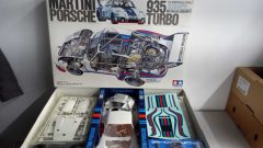 Tamiya Martini Porsche 935 Turbo 1/12, scatola lievemente usurata - scala 1:12
