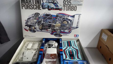 Tamiya Martini Porsche 935 Turbo 1/12, scatola lievemente usurata