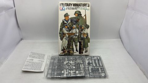 Tamiya German soldiers at field briefing 1/35