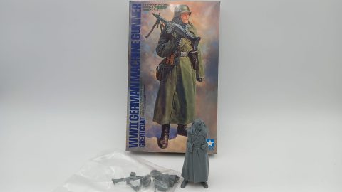 Tamiya WWII German machine gunner (greatcoat) 1/16, kit iniziato