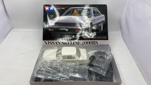 Tamiya Nissan Skyline 2000RS 1/24 kit di montaggio
