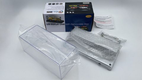 Linkwow Teca display case con luci a LED per modelli 1/24, 1/43 o 1/64. Misure: 27 x 12,5 x 12 cm di altezza, base colore Argento, batterie non incluse