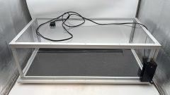 Teca per modelli in scala 1/8 con impianto luci funzionante, misure ESTERNE: 71,5 x 37,5 x 26 cm, misure INTERNE: 68 x 34 x ?