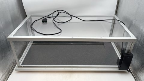 Teca per modelli in scala 1/8 con impianto luci funzionante, misure ESTERNE: 71,5 x 37,5 x 26 cm, misure INTERNE: 68 x 34 x 21 cm, piccoli segni sulla parte superiore come da foto