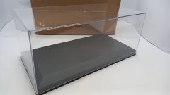 Show case base nera con fermi, misure interne 30,3x15,3x9,3 cm, base di appoggio interna 26,5x12 cm, per modelli fino a 1/18?