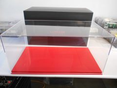 Luxcase teca con base in similpelle rossa per modelli scala 1/12, misure INTERNE 45x24x18,5 cm altezza, ESTERNE COMPRESE DI BASE 45,5x25x20,6 cm altezza. - foto 1
