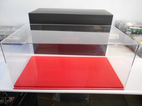 Luxcase teca con base in similpelle rossa per modelli scala 1/12, misure INTERNE 45x24x18,5 cm altezza, ESTERNE COMPRESE DI BASE 45,5x25x20,6 cm altezza.
