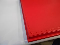 Luxcase teca con base in similpelle rossa per modelli scala 1/12, misure INTERNE 45x24x18,5 cm altezza, ESTERNE COMPRESE DI BASE 45,5x25x20,6 cm altezza. - foto 2