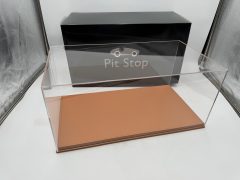 Luxcase teca con base in similpelle beige per modelli scala 1/12, misure INTERNE 45x24x18,5 cm altezza, ESTERNE COMPRESE DI ?