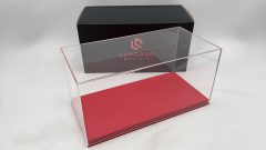 Luxcase teca con base in similpelle per modelli scala 1/18, misure interne 31,5x15,5x13,5 cm altezza, ESTERNE COMPRESE DI BA?