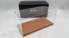 Luxcase teca in plexiglass con base beige per modelli scala 1/18, misure INTERNE 31.5x15x13.5 cm altezza, ESTERNE COMPRESE D?