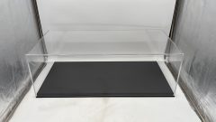 Luxcase teca con base in similpelle nera per modelli scala 1/8, misure INTERNE 66x32x20 cm altezza, ESTERNE COMPRESE DI BASE?