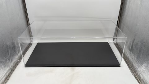 Luxcase teca con base in similpelle nera per modelli scala 1/8, misure INTERNE 66x32x20 cm altezza, ESTERNE COMPRESE DI BASE 67,5x33,5x23,5 cm altezza