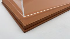 Luxcase teca con base in similpelle beige per modelli scala 1/8, misure INTERNE 66x32x20 cm altezza, ESTERNE COMPRESE DI BASE 67,5x33,5x23,5 cm altezza - foto 3
