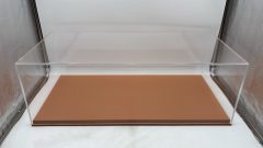 Luxcase teca con base in similpelle beige per modelli scala 1/8, misure INTERNE 66x32x20 cm altezza, ESTERNE COMPRESE DI BAS?