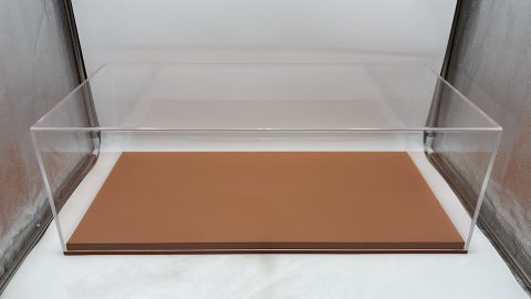 Luxcase teca con base in similpelle beige per modelli scala 1/8, misure INTERNE 66x32x20 cm altezza, ESTERNE COMPRESE DI BASE 67,5x33,5x23,5 cm altezza