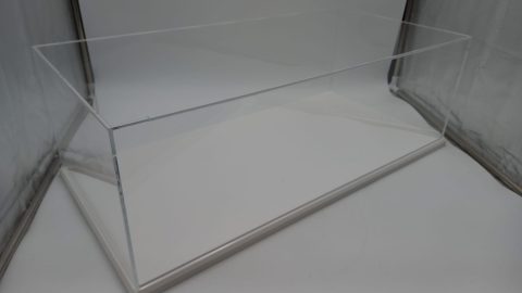 Teca in plexiglass per modelli fino alla scala 1/8, misure interne 65,8x31,8x20,7 cm altezza, misure esterne base 68x34x23 cm altezza, il coperchio si appoggia all'incastro nella base