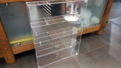 Teca completa in plexiglass per modelli 1/43, misure ESTERNE 57X10X75 cm altezza, misure ripiani 56,5x8 cm, altezza tra i ripiani 18cm, già predisposta per essere appesa con apertura sia verso destra che sinistra, con retro a specchio - foto 1