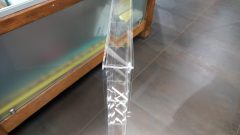 Teca completa in plexiglass per modelli 1/43, misure ESTERNE 57X10X75 cm altezza, misure ripiani 56,5x8 cm, altezza tra i ripiani 18cm, già predisposta per essere appesa con apertura sia verso destra che sinistra, con retro a specchio - foto 3