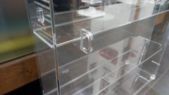 Teca completa in plexiglass per modelli 1/43, misure ESTERNE 57X10X75 cm altezza, misure ripiani 56,5x8 cm, altezza tra i ripiani 18cm, già predisposta per essere appesa con apertura sia verso destra che sinistra, con retro a specchio - foto 2
