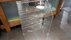 Teca completa in plexiglass per modelli 1/43, misure ESTERNE 57X10X75 cm altezza, misure ripiani 56,5x8 cm, altezza tra i ripiani 18cm, già predisposta per essere appesa con apertura sia verso destra che sinistra, con retro a specchio - foto 4