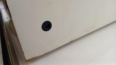 Teca completa in vetro con faretti interni, misure interne 70x21x22,5 cm altezza, esterne 72,5x23x32 cm altezza, base in legno lievemente rovinata in due angoli, mancante alimentatore, normali segni di utilizzo - foto 7
