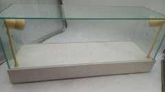 Teca completa in vetro con faretti interni, misure interne 70x21x22,5 cm altezza, esterne 72,5x23x32 cm altezza, base in legno lievemente rovinata in due angoli, mancante alimentatore, normali segni di utilizzo - foto 2