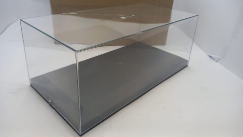 Show case base nera con fermi, misure interne 30,3x15,3x9,3 cm, base di appoggio interna 26,5x12 cm, per modelli fino a 1/18