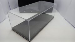 Pit Stop teca in plexiglass con base in vero carbonio per modelli F1 scala 1/18, misure interne 34,5 x 15,5 x 11,5 cm altezza, esterne 35 x 16 x 13,5 cm altezza - foto 1