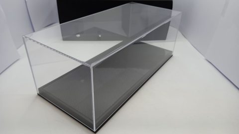 Pit Stop teca in plexiglass con base in vero carbonio per modelli F1 scala 1/18, misure interne 34,5 x 15,5 x 11,5 cm altezza, esterne 35 x 16 x 13,5 cm altezza
