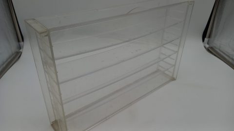 Vetrina/teca showcase in plexiglass per modelli 1/43, misure esterne 39x7x25 cm altezza, base appoggio modelli 36x6 cm, piani regolabili, impronte delle gomme sui ripiani, predisposta per essere appesa, segnata e da pulire