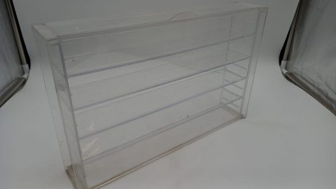 Vetrina/teca showcase in plexiglass per modelli 1/43, misure esterne 39x7x25 cm altezza, base appoggio modelli 36x6 cm, piani regolabili, impronte delle gomme sui ripiani, due piani crepati, predisposta per essere appesa, segnata e da pulire