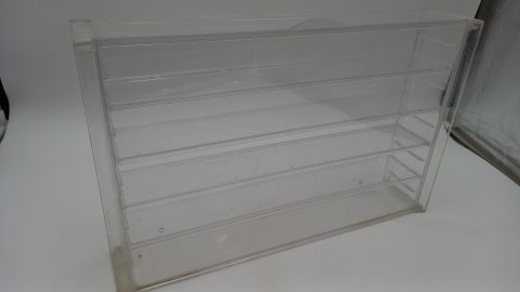 Vetrina/teca showcase in plexiglass per modelli 1/43, misure esterne 39x7x25 cm altezza, base appoggio modelli 36x6 cm, piani regolabili, impronte delle gomme sui ripiani, predisposta per essere appesa, segnata e da pulire