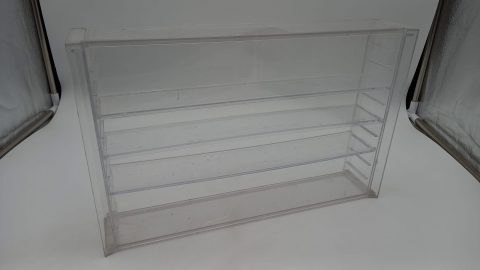 Vetrina/teca showcase in plexiglass per modelli 1/43, misure esterne 39x7x25 cm altezza, base appoggio modelli 36x6 cm, piani regolabili, impronte delle gomme sui ripiani, predisposta per essere appesa, segnata e da pulire
