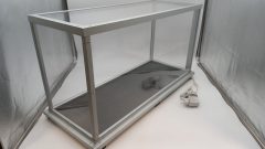 Vetrina/teca showcase in plexiglass, misure interne 66x24x35 cm altezza, misure esterne 72x30,5x40 cm altezza, realizzata ar?