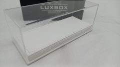Teca in plexiglass con base in similpelle bianca per modelli 1/43, misure interne 15,8x6,3x4,8 cm altezza, MISURE ESTERNE CO?
