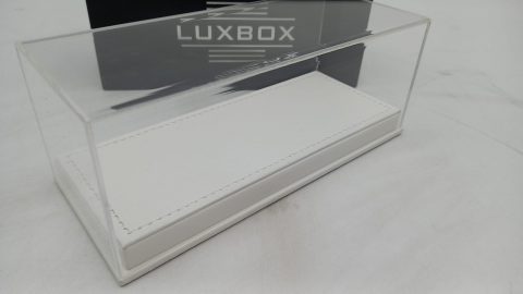 Teca in plexiglass con base in similpelle bianca per modelli 1/43, misure interne 15,8x6,3x4,8 cm altezza, MISURE ESTERNE COMPRESE DI BASE 16,5x7x6,5 cm altezza