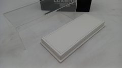 Teca in plexiglass con base in similpelle bianca per modelli 1/43, misure interne 15,8x6,3x4,8 cm altezza, MISURE ESTERNE COMPRESE DI BASE 16,5x7x6,5 cm altezza - foto 3