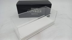 Teca in plexiglass con base in similpelle bianca per modelli 1/43, misure interne 15,8x6,3x4,8 cm altezza, MISURE ESTERNE COMPRESE DI BASE 16,5x7x6,5 cm altezza - foto 2