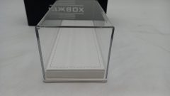 Teca in plexiglass con base in similpelle bianca per modelli 1/43, misure interne 15,8x6,3x4,8 cm altezza, MISURE ESTERNE COMPRESE DI BASE 16,5x7x6,5 cm altezza - foto 4
