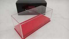 Teca in plexiglass con base in similpelle rossa per modelli 1/43, misure interne 15,8x6,3x4,8 cm altezza, MISURE ESTERNE COMPRESE DI BASE 16,5x7x6,5 cm altezza - foto 5