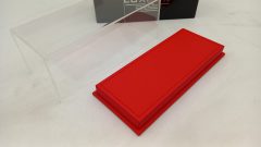Teca in plexiglass con base in similpelle rossa per modelli 1/43, misure interne 15,8x6,3x4,8 cm altezza, MISURE ESTERNE COMPRESE DI BASE 16,5x7x6,5 cm altezza - foto 4