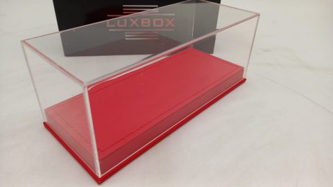 Teca in plexiglass con base in similpelle rossa per modelli 1/43, misure interne 15,8x6,3x4,8 cm altezza, MISURE ESTERNE COMPRESE DI BASE 16,5x7x6,5 cm altezza