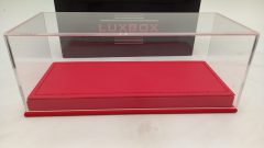 Teca in plexiglass con base in similpelle rossa per modelli 1/43, misure interne 15,8x6,3x4,8 cm altezza, MISURE ESTERNE COMPRESE DI BASE 16,5x7x6,5 cm altezza - foto 3